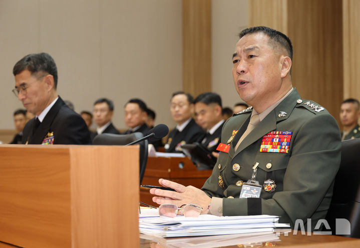 [계룡=뉴시스] 배훈식 기자 = 주일석 해병대 사령관이 20일 오전 충남 계룡시 계룡대에서 열린 국회 국방위원회의 해군본부 등에 대한 국정감사에서 질의에 답하고 있다. 2026.10.20. dahora83@newsis.com