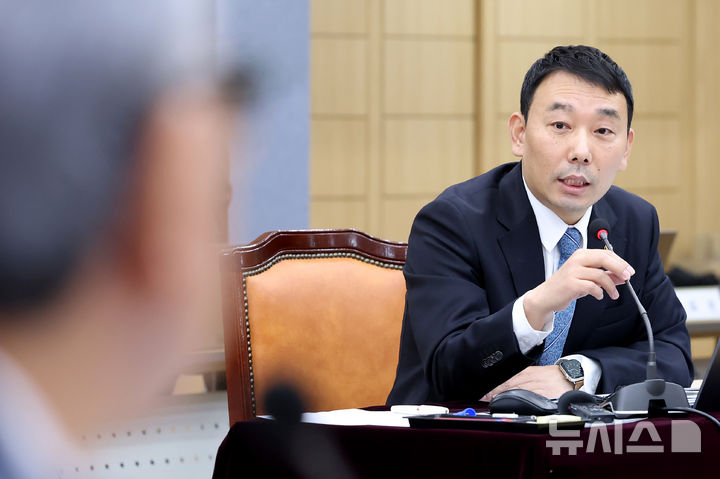 [대구=뉴시스] 이무열 기자 = 김용민 더불어민주당 의원이 20일 대구 수성구 대구고등법원에서 열린 국회 법제사법위원회(법사위)의 대구고등·지방·가정·회생법원, 부산고등·지방·가정·회생법원, 울산지방·가정법원, 창원지방법원에 대한 국정감사에서 질의하고 있다. 2026.10.20. lmy@newsis.com