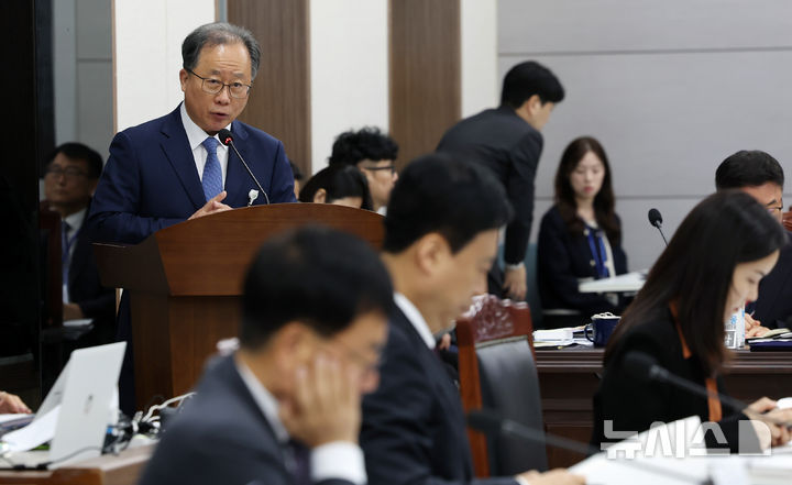  [부산=뉴시스] 하경민 기자 = 국회 교육위원회의 부산·울산·경남·대구·경북·강원교육청에 대한 국정감사가 열린 20일 부산 부산진구 부산시교육청에서 김석준 부산교육감이 업무보고를 하고 있다. 2026.10.20. yulnetphoto@newsis.com