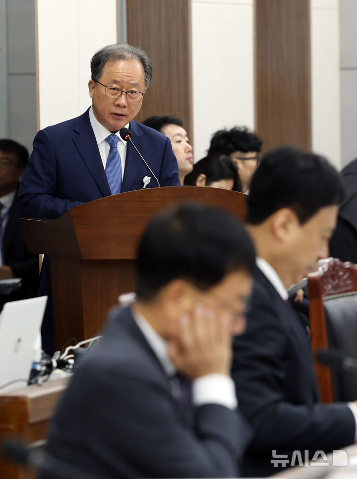  [부산=뉴시스] 하경민 기자 = 국회 교육위원회의 부산·울산·경남·대구·경북·강원교육청에 대한 국정감사가 열린 20일 부산 부산진구 부산시교육청에서 김석준 부산교육감이 업무보고를 하고 있다. 2026.10.20. yulnetphoto@newsis.com