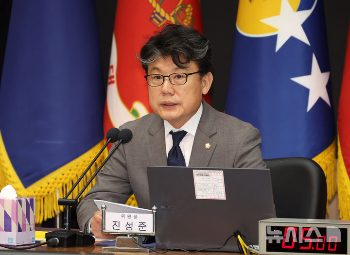 [계룡=뉴시스] 배훈식 기자 = 진성준 국회 국방위원장이 지난 20일 오전 충남 계룡시 계룡대에서 열린 국회 국방위의 해군본부 등에 대한 국정감사에서 발언하고 있다. 2026.10.20. dahora83@newsis.com