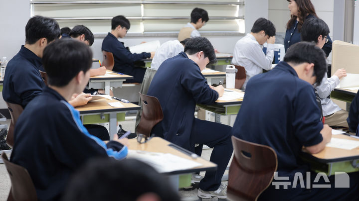 [인천=뉴시스] 전진환 기자 = 대학수학능력시험(수능·11월 19일) 전 마지막 모의고사인 고3 전국연합학력평가가 실시된 20일 인천 인천 부평구 상정고등학교에서 고3 수험생들이 답안지를 작성하고 있다. 2026.10.20. amin2@newsis.com