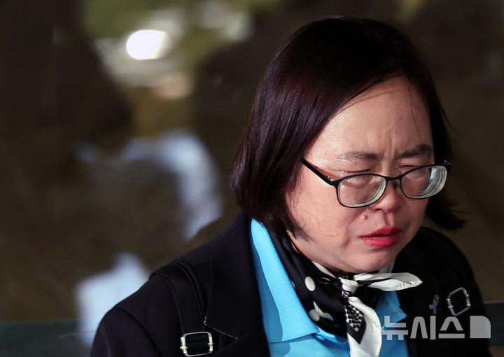 [서울=뉴시스] 박주성 기자 = 2024년 6월 리튬 1차전지 제조 공장에서 발생한 폭발·화재 사고로 23명의 사망자를 낸 '아리셀 참사'의 책임자로 지목된 박순관 아리셀 대표이사가 2심에서 감형된 징역 4년을 확정받은 20일 서울 대법원에서 유가족이 법정을 나서며 눈물을 흘리고 있다. 2026.10.20.park7691@newsis.com