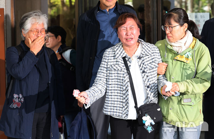 [서울=뉴시스] 박주성 기자 = 2024년 6월 리튬 1차전지 제조 공장에서 발생한 폭발·화재 사고로 23명의 사망자를 낸 '아리셀 참사'의 책임자로 지목된 박순관 아리셀 대표이사가 2심에서 감형된 징역 4년을 확정받은 20일 서울 대법원에서 유가족이 법정을 나서며 억울함을 호소하고 있다. 2026.10.20.park7691@newsis.com
