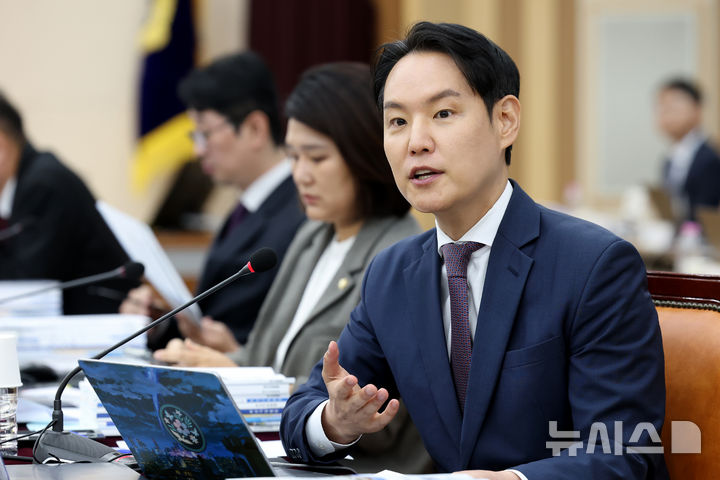 [대구=뉴시스] 이무열 기자 = 김한규 더불어민주당 의원이 20일 대구 수성구 대구고등법원에서 열린 국회 법제사법위원회(법사위)의 대구고등·지방·가정·회생법원, 부산고등·지방·가정·회생법원, 울산지방·가정법원, 창원지방법원에 대한 국정감사에서 질의하고 있다. 2026.10.20. lmy@newsis.com