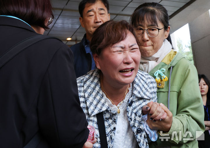[서울=뉴시스] 박주성 기자 = 2024년 6월 리튬 1차전지 제조 공장에서 발생한 폭발·화재 사고로 23명의 사망자를 낸 '아리셀 참사'의 책임자로 지목된 박순관 아리셀 대표이사가 2심에서 감형된 징역 4년을 확정받은 20일 서울 대법원에서 유가족이 법정을 나서며 오열하고 있다. 2026.10.20.park7691@newsis.com