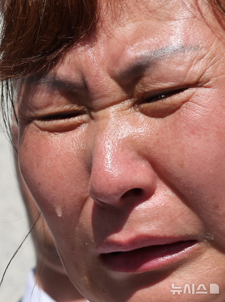 [서울=뉴시스] 박주성 기자 = 2024년 6월 리튬 1차전지 제조 공장에서 발생한 폭발·화재 사고로 23명의 사망자를 낸 '아리셀 참사'의 책임자로 지목된 박순관 아리셀 대표이사가 2심에서 감형된 징역 4년을 확정받은 20일 서울 대법원에서 유가족이 기자회견 도중 눈물을 흘리고 있다. 2026.10.20.park7691@newsis.com