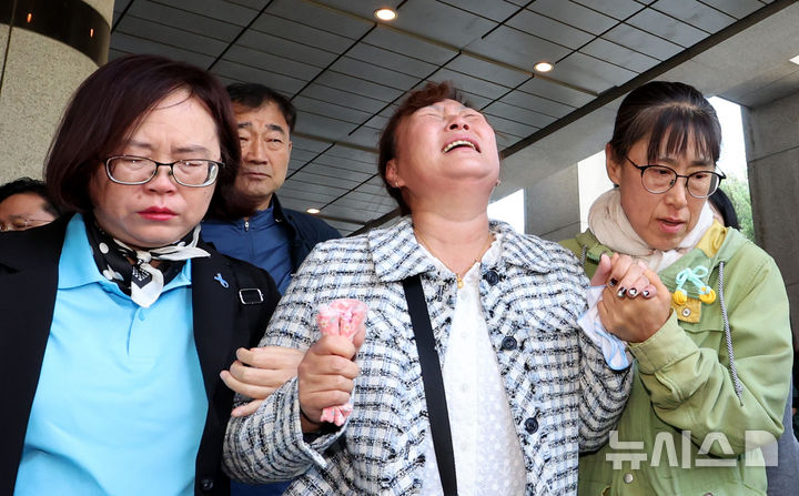 [서울=뉴시스] 박주성 기자 = 2024년 6월 리튬 1차전지 제조 공장에서 발생한 폭발·화재 사고로 23명의 사망자를 낸 '아리셀 참사'의 책임자로 지목된 박순관 아리셀 대표이사가 2심에서 감형된 징역 4년을 확정받은 20일 서울 대법원에서 유가족이 법정을 나서며 오열하고 있다. 2026.10.20.park7691@newsis.com