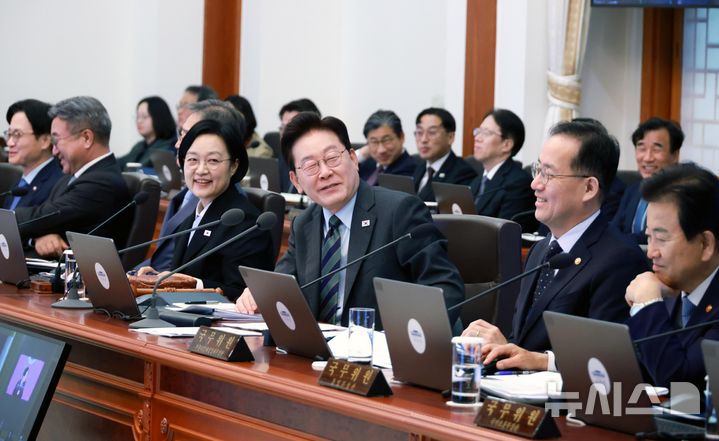 [서울=뉴시스] 김진아 기자 = 이재명 대통령이 20일 청와대에서 열린 국무회의에서 미소를 짓고 있다. 2026.10.20. bluesoda@newsis.com
