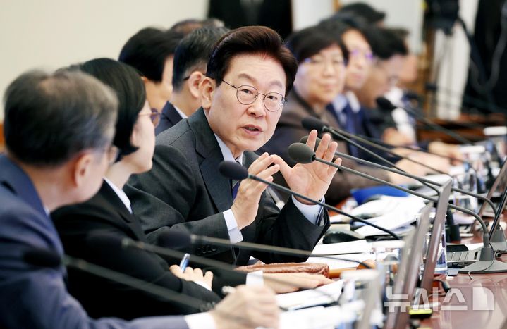 [서울=뉴시스] 김진아 기자 = 이재명 대통령이 20일 청와대에서 열린 국무회의에서 발언하고 있다. 2026.10.20. bluesoda@newsis.com
