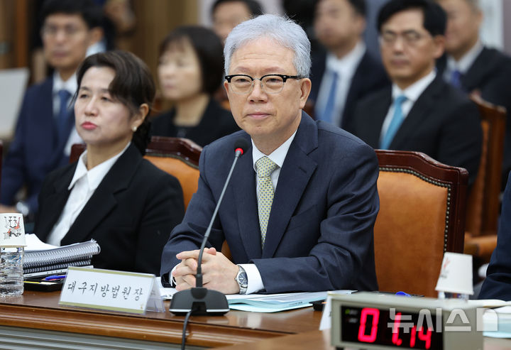 [대구=뉴시스] 이무열 기자 = 강동명 대구지법원장이 20일 대구 수성구 대구고법에서 열린 국회 법제사법위원회(법사위)의 대구고등·지방·가정·회생법원, 부산고등·지방·가정·회생법원, 울산지방·가정법원, 창원지방법원에 대한 국정감사에서 질의 받고 있다. 2026.10.20. lmy@newsis.com