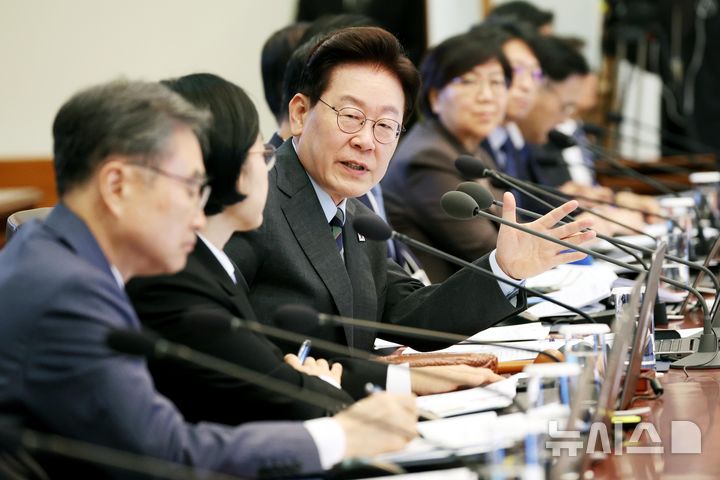[서울=뉴시스] 김진아 기자 = 이재명 대통령이 20일 청와대에서 열린 국무회의에서 발언하고 있다. 2026.10.20. bluesoda@newsis.com