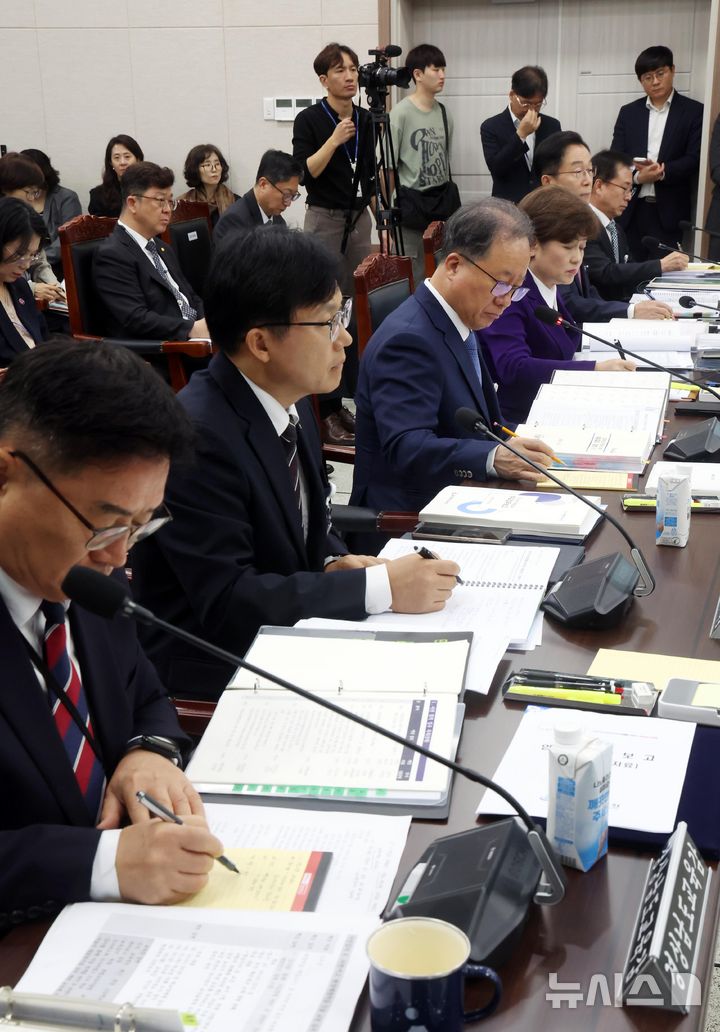 [부산=뉴시스] 하경민 기자 = 국회 교육위원회의 부산·울산·경남·대구·경북·강원교육청에 대한 국정감사가 열린 20일 부산 부산진구 부산시교육청에서 교육감들이 질의를 듣고 있다. 왼쪽부터 권순기 경남도교육감, 조용식 울산교육감, 김석준 부산교육감, 강은희 대구교육감, 임종식 경북도교육감, 강삼영 강원도교육감. 2026.10.20. yulnetphoto@newsis.com