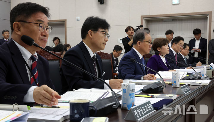  [부산=뉴시스] 하경민 기자 = 국회 교육위원회의 부산·울산·경남·대구·경북·강원교육청에 대한 국정감사가 열린 20일 부산 부산진구 부산시교육청에서 교육감들이 질의를 듣고 있다. 왼쪽부터 권순기 경남도교육감, 조용식 울산교육감, 김석준 부산교육감, 강은희 대구교육감, 임종식 경북도교육감, 강삼영 강원도교육감. 2026.10.20. yulnetphoto@newsis.com