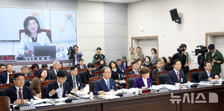  [부산=뉴시스] 하경민 기자 = 국회 교육위원회의 부산·울산·경남·대구·경북·강원교육청에 대한 국정감사가 열린 20일 부산 부산진구 부산시교육청에서 교육감들이 질의를 듣고 있다. 왼쪽부터 권순기 경남도교육감, 조용식 울산교육감, 김석준 부산교육감, 강은희 대구교육감, 임종식 경북도교육감, 강삼영 강원도교육감. 2026.10.20. yulnetphoto@newsis.com