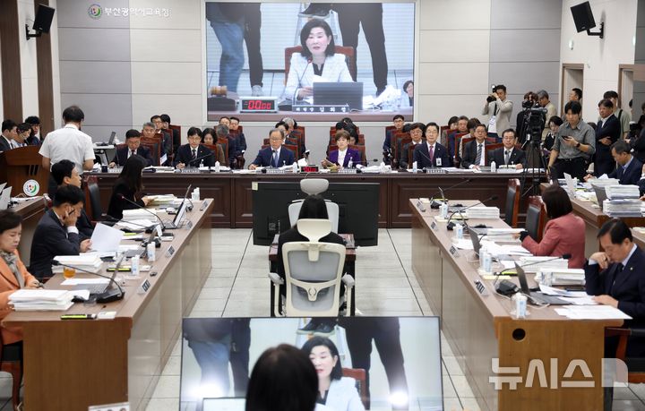  [부산=뉴시스] 하경민 기자 = 국회 교육위원회의 부산·울산·경남·대구·경북·강원교육청에 대한 국정감사가 열린 20일 부산 부산진구 부산시교육청에서 교육감들이 질의를 듣고 있다. 2026.10.20. yulnetphoto@newsis.com