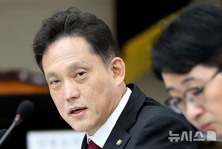 [대구=뉴시스] 이무열 기자 =&nbsp; 김태규 국민의힘 의원이 20일 대구 수성구 대구고등법원에서 열린 국회 법제사법위원회(법사위)의 대구고등·지방·가정·회생법원, 부산고등·지방·가정·회생법원, 울산지방·가정법원, 창원지방법원에 대한 국정감사에서 질의하고 있다. 2026.10.20. lmy@newsis.com