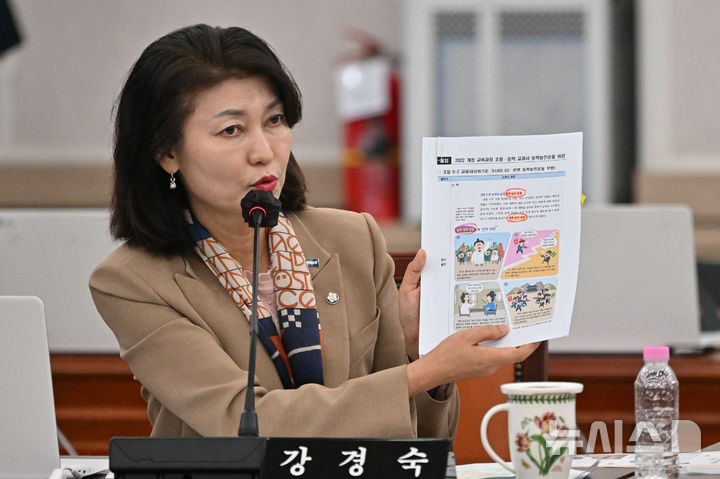 [전남광주=뉴시스] 이영주 기자 = 국회 교육위 강경숙 조국혁신당 의원이 20일 오전 전남광주 무안군 전남광주교육청 무안청사에서 열린 2026년도 국회 교육위원회 국정감사에 참여해 질의하고 있다. 2026.10.20. leeyj2578@newsis.com