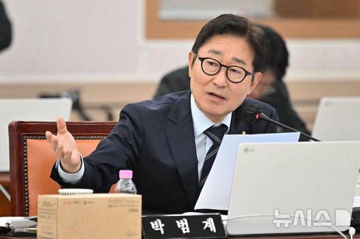 [전남광주=뉴시스] 이영주 기자 = 국회 교육위 박범계 더불어민주당 의원이 20일 오전 전남광주 무안군 전남광주교육청 무안청사에서 열린 2026년도 국회 교육위원회 국정감사에 참여해 질의하고 있다. 2026.10.20. leeyj2578@newsis.com