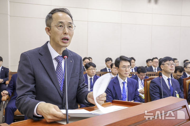[서울=뉴시스] 정병혁 기자 = 황기연 한국수출입은행장이 20일 서울 여의도 국회에서 열린 재정경제기획위원회의 한국수출입은행 등에 대한 국정감사에서 업무보고를 하고 있다. 2026.10.20. jhope@newsis.com