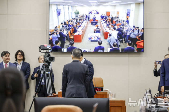 [서울=뉴시스] 정병혁 기자 = 황기연 한국수출입은행장이 20일 서울 여의도 국회에서 열린 재정경제기획위원회의 한국수출입은행 등에 대한 국정감사에서 조승래 위원장에게 선서문을 제출하고 있다. 2026.10.20. jhope@newsis.com