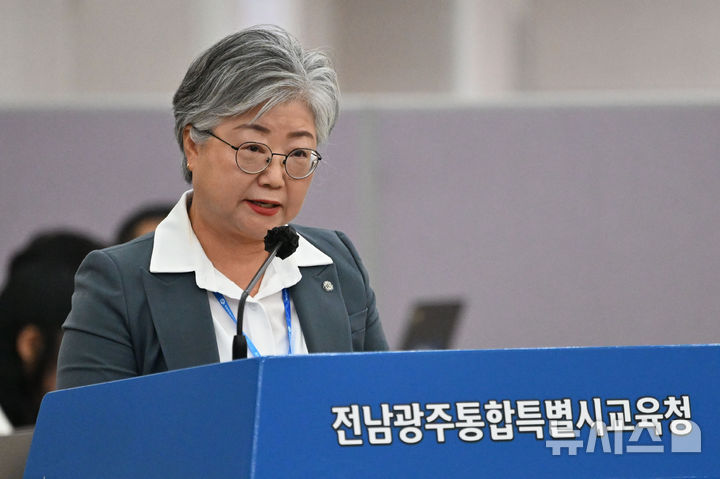 [전남광주=뉴시스] 이영주 기자 = 강미애 세종시교육감이 20일 오전 전남광주 무안군 전남광주교육청 무안청사에서 열린 2026년도 국회 교육위원회 국정감사에 참여해 업무보고하고 있다. 2026.10.20. leeyj2578@newsis.com