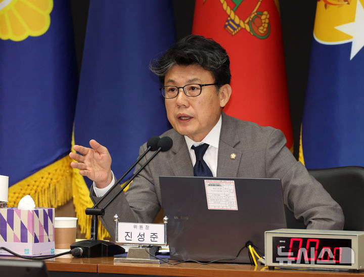 [계룡=뉴시스] 배훈식 기자 = 진성준 국회 국방위원장이 지난 20일 오후 충남 계룡시 계룡대에서 열린 국방위의 해군본부 등에 대한 국정감사에서 질의하고 있다. 2026.10.20. dahora83@newsis.com