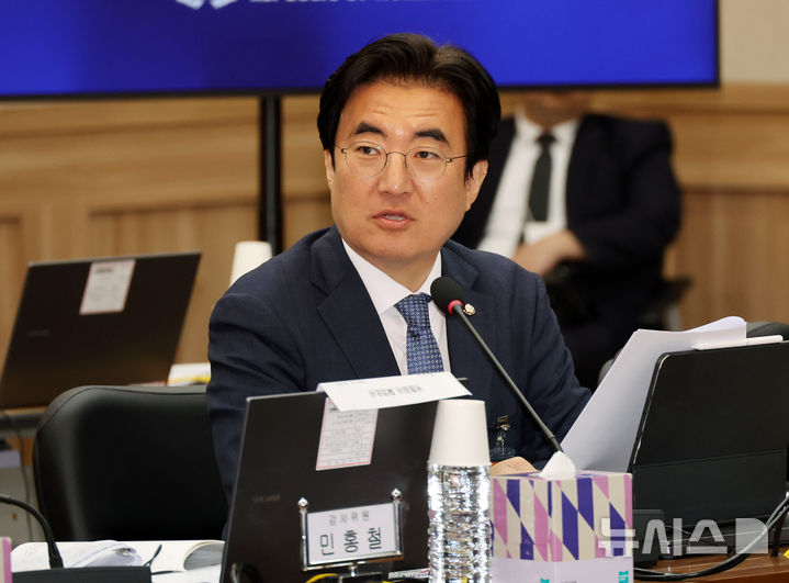 [계룡=뉴시스] 배훈식 기자 = 김성회 더불어민주당 의원이 20일 오후 충남 계룡시 계룡대에서 열린 국회 국방위원회의 해군본부 등에 대한 국정감사에서 질의하고 있다. 2026.10.20. dahora83@newsis.com