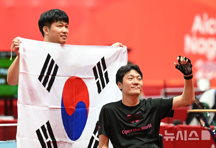 [나고야=뉴시스] 사진공동취재단 = 20일(현지 시간) 일본 나고야 아이치현 도요타시 스카이홀 도요타에서 열린 2026 아이치-나고야 아시안 패러게임 남자 탁구 class 1 결승전에서 김현욱 선수가 사우디아라비아 선수를 상대로 경기하고 있다. 김현욱은 이날 경기에서 승리해 금메달을 획득했다. 2026.10.20. photo@newsis.com