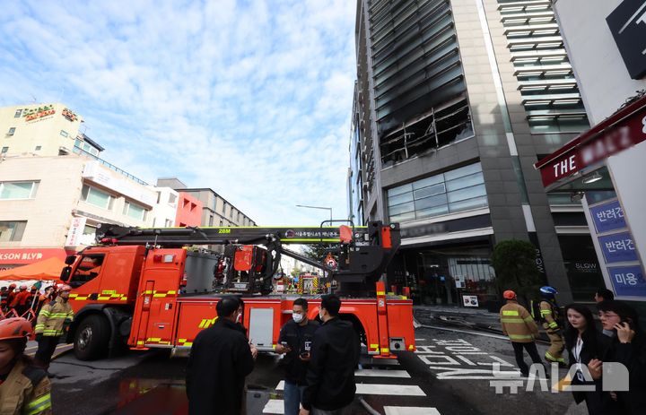 [서울=뉴시스] 조성우 기자 = 20일 서울 강남구 역삼동의 한 상가에서 화재가 발생해 소방대원들이 잔불 정리를 하고 있다. 2026.10.20. xconfind@newsis.com