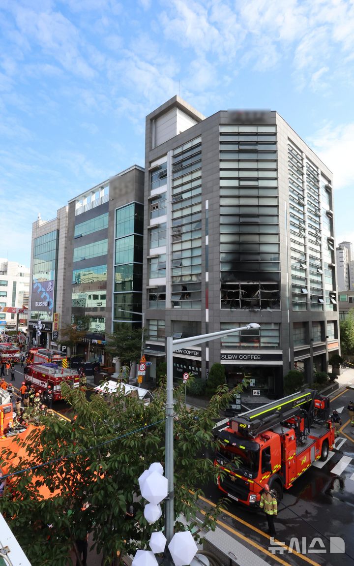 [서울=뉴시스] 조성우 기자 = 20일 서울 강남구 역삼동의 한 상가에서 화재가 발생해 소방대원들이 화재 진압을 하고 있다. 2026.10.20. xconfind@newsis.com