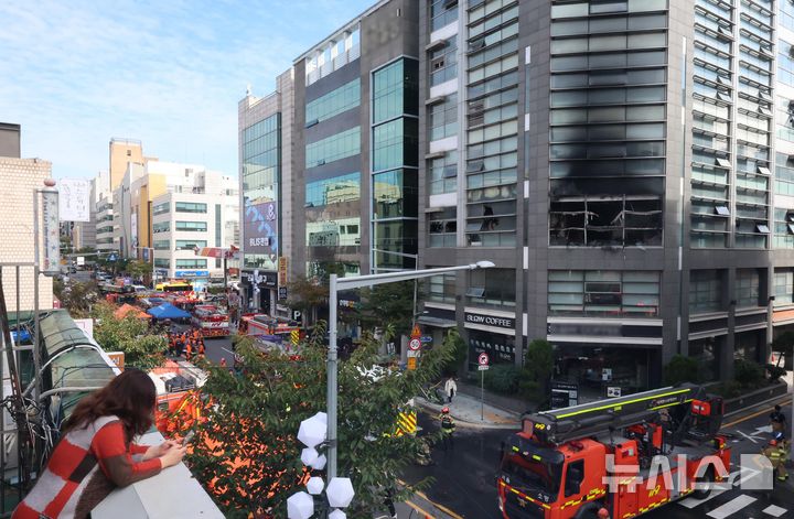 [서울=뉴시스] 조성우 기자 = 20일 서울 강남구 역삼동의 한 상가에서 화재가 발생해 소방대원들이 화재 진압을 하고 있다. 2026.10.20. xconfind@newsis.com