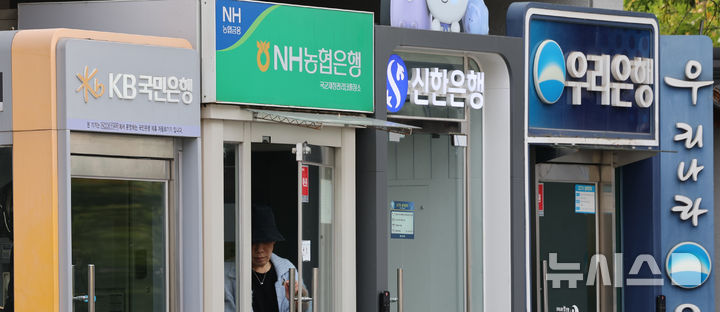 [서울=뉴시스] 박주성 기자 = 시중은행 가계대출이 이달 들어 다시 빠른 속도로 불어나고 있다. 서울의 집값 상승세가 계속되는 가운데 주택담보대출이 증가하는 동시에 신용대출은 더 큰 폭으로 늘면서 영향을 받는 모습이다.20일 금융권에 따르면 KB국민·신한·하나·우리·NH농협 등 5대 은행의 가계대출 잔액은 15일 기준 783조5983억원으로 집계됐다. 지난달 말 780조8340억원에서 이달 들어 보름새 2조7643억원 증가한 규모다. 사진은 20일 서울 시내 시중은행 ATM 기기 모습. 2026.10.20.park7691@newsis.com