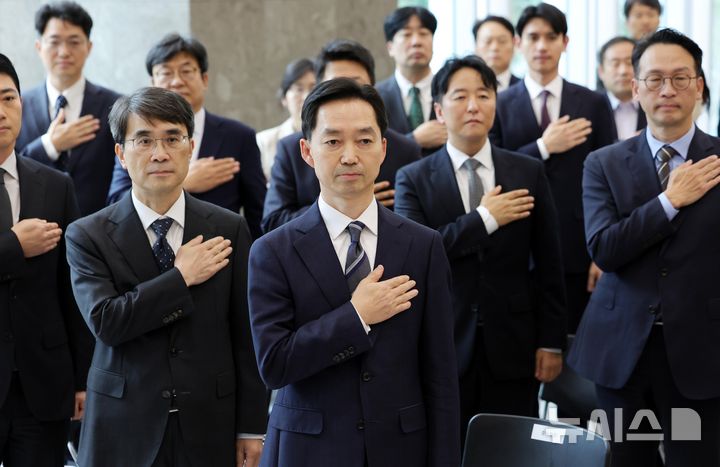 [서울=뉴시스] 홍효식 기자 = 김지용 중대범죄수사청장이 20일 서울 중구 중수청에서 열린 취임식에서 국기에 대한 경례를 하고 있다. 2026.10.20. yesphoto@newsis.com