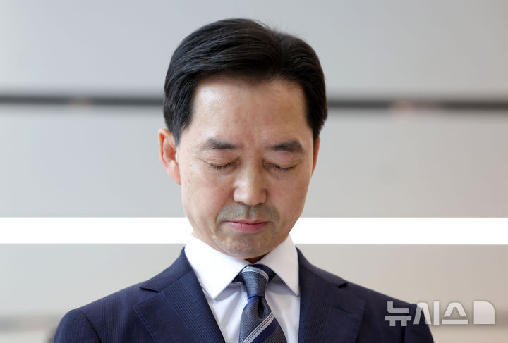 [서울=뉴시스] 홍효식 기자 = 김지용 중대범죄수사청장이 지난 20일 서울 중구 중수청에서 열린 취임식에서 묵념하고 있다. 2026.10.23. yesphoto@newsis.com