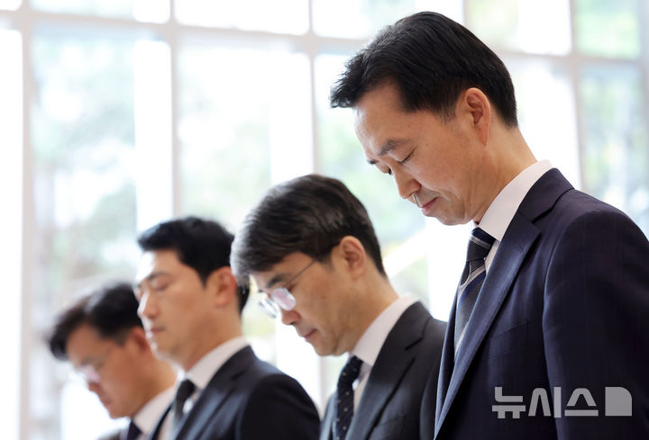 [서울=뉴시스] 홍효식 기자 = 김지용 중대범죄수사청장이 20일 서울 중구 중수청에서 열린 취임식에서 묵념하고 있다. 2026.10.20. yesphoto@newsis.com
