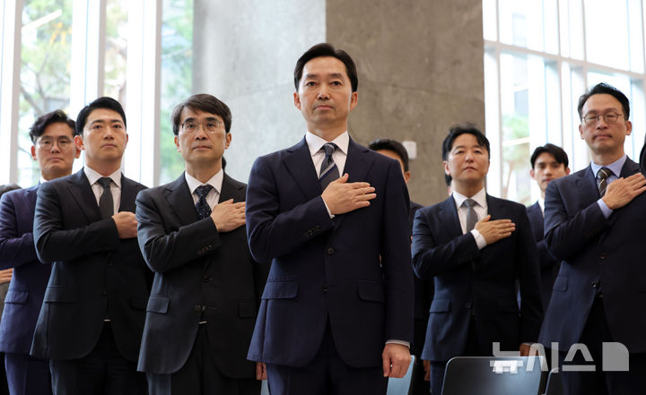 [서울=뉴시스] 홍효식 기자 = 김지용 중대범죄수사청장이 20일 서울 중구 중수청에서 열린 취임식에서 국기에 대한 경례를 하고 있다. 2026.10.20. yesphoto@newsis.com