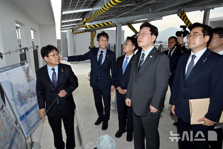 [인천=뉴시스] 조성봉 기자 = 이재명 대통령이 20일 인천 계양 공공주택지구에서 3기 신도시 현장 시찰을 하고 있다.(청와대통신사진기자단) 2026.10.20. suncho21@newsis.com