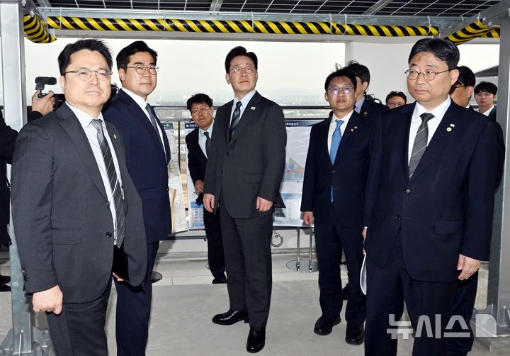 [인천=뉴시스] 조성봉 기자 = 이재명 대통령이 20일 인천 계양 공공주택지구에서 3기 신도시 현장 시찰을 하고 있다.(청와대통신사진기자단) 2026.10.20. suncho21@newsis.com