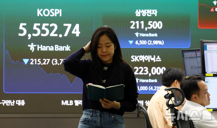 [서울=뉴시스] 전신 기자 = 코스피가 215.27포인트(3.73%) 하락한 5552.74로 마감한 20일 서울 중구 하나은행 본점 딜링룸 전광판에 코스피 등이 표시돼 있다. 2026.10.20. photo1006@newsis.com