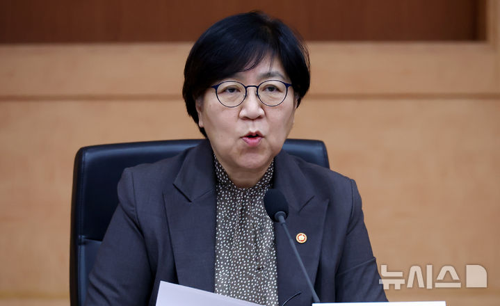 [서울=뉴시스] 박영태 기자 = 정은경 보건복지부 장관이 지난 20일 오후 서울 종로구 정부서울청사 별관 국제회의실에서 열린 2026년도 제7차 국민연금기금운용위원회에서 발언하고 있는 모습. 2026.10.20. since1999@newsis.com