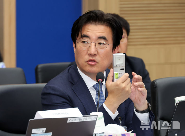 [계룡=뉴시스] 배훈식 기자 = 김성회 더불어민주당 의원이 20일 오후 충남 계룡시 계룡대에서 열린 국회 국방위원회의 공군본부 등에 대한 국정감사에서 질의하고 있다. 2026.10.20. dahora83@newsis.com