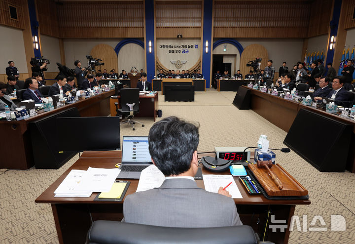 [계룡=뉴시스] 배훈식 기자 = 국회 국방위원회 위원들이 20일 오후 충남 계룡시 계룡대에서 공군본부 등에 대한 국정감사를 하고 있다. 2026.10.20. dahora83@newsis.com