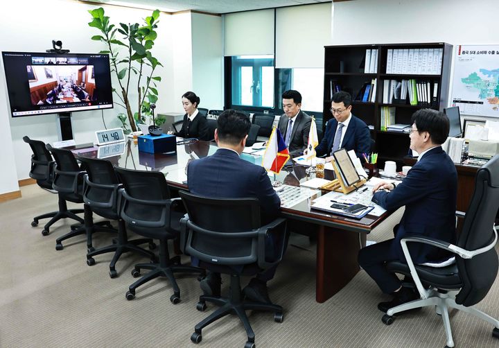 [서울=뉴시스] 김정관 산업통상부 장관이 20일 서울 종로구 정부서울청사에서 열린 '제3차 두코바니 이행점검 협의체'에서 카렐 하블리첵 체코 산업통상부 장관 등과 화상 회의를 하고 있다. (사진=산업부 제공) 2026.10.20. photo@newsis.com *재판매 및 DB 금지