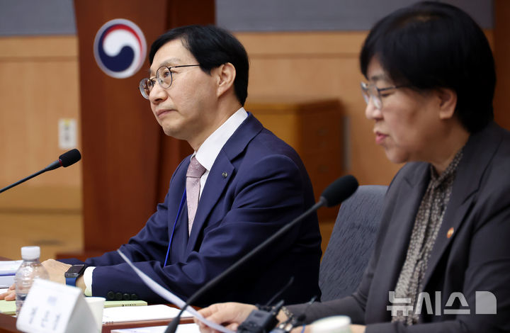 [서울=뉴시스] 박영태 기자 = 김성주 국민연금공단 이사장이 20일 오후 서울 종로구 정부서울청사 별관 국제회의실에서 열린 2026년도 제7차 국민연금기금운용위원회에 참석해 정은경 보건복지부 장관의 발언을 듣고 있다. 2026.10.20. since1999@newsis.com