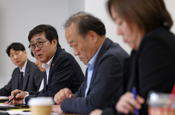 [서울=뉴시스] 고승민 기자 = 최휘영 문화체육관광부 장관이 20일 서울 종로구 국립현대미술관 서울관에서 열린 문화예술정책자문위원회 게임 분과 제3차 회의를 주재하고 있다. (사진=문화체육관광부 제공) 2026.10.20. photo@newsis.com *재판매 및 DB 금지