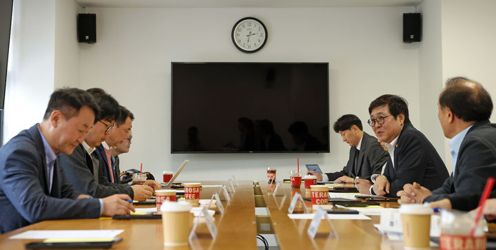 [서울=뉴시스] 고승민 기자 = 최휘영 문화체육관광부 장관이 20일 서울 종로구 국립현대미술관 서울관에서 열린 문화예술정책자문위원회 게임 분과 제3차 회의를 주재하고 있다. (사진=문화체육관광부 제공) 2026.10.20. photo@newsis.com *재판매 및 DB 금지