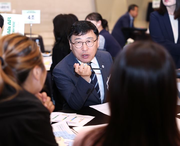 [서울=뉴시스] 정근식 서울시교육감이 20일 서울 영등포구 JK아트컨벤션에서 열린 '서울교육+플러스 남부교육지원청 학부모공론장'에서 학부모들과 의견을 나누고 있다. (사진=서울시교육청 제공) 2026.10.20. photo@newsis.com *재판매 및 DB 금지