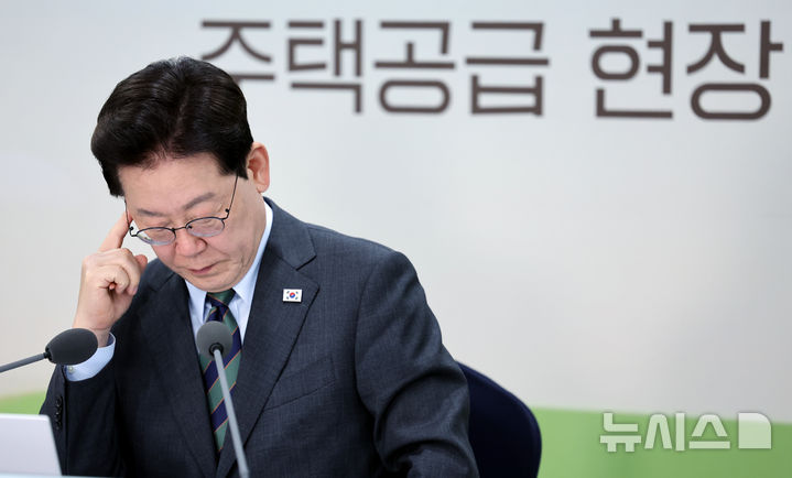 [인천=뉴시스] 조성봉 기자 = 이재명 대통령이 20일 인천 계양 공공주택지구에서 열린 주택공급 현장 간담회에서 잠시 생각에 잠겨 있다. (청와대통신사진기자단) 2026.10.20. suncho21@newsis.com