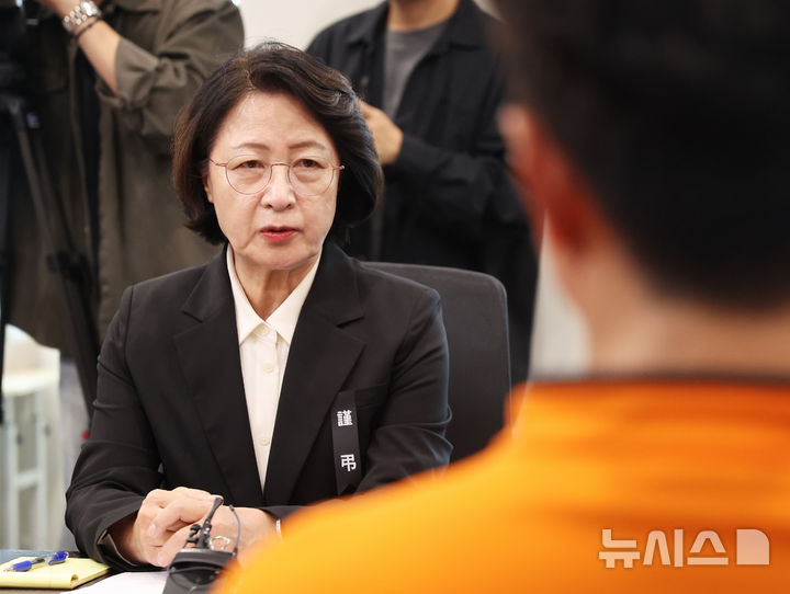 [수원=뉴시스] 김종택 기자 = 추미애 경기지사가 20일 경기 수원시 영통구 경기도청 집무실에서 전국공무원노동조합 소방본부와 간담회를 하고 있다. (공동취재) 2026.10.20. photo@newsis.com